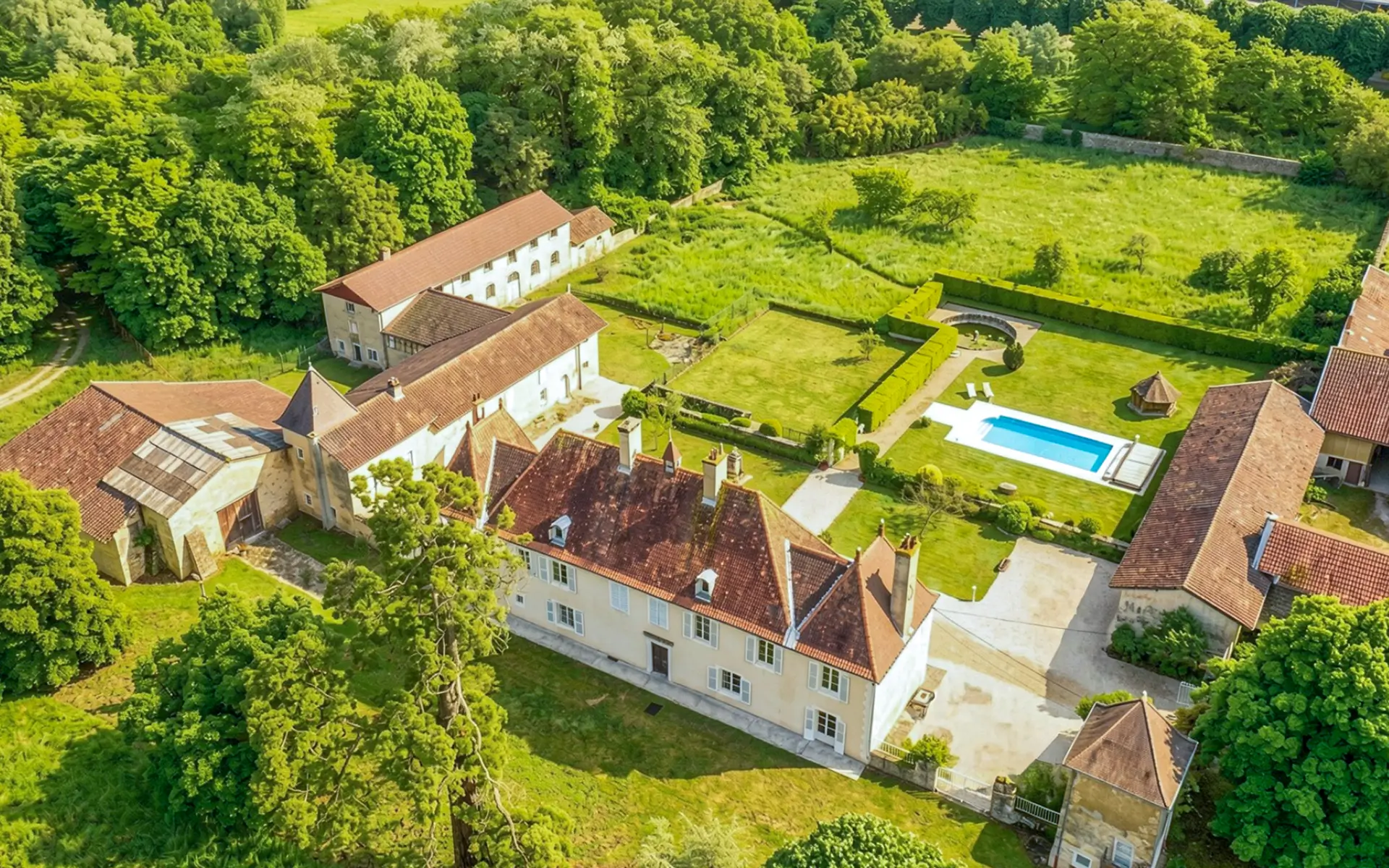 Un château confidentiel à Bourg-en-Bresse à vendre - Arrière-Cour, agence immobilière spécialisée dans l'Ain