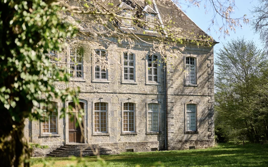 Verdure et façade du château néo-classique à Sorans à vendre - Arrière-Cour, agence immobilière spécialisée en Haute-Saône