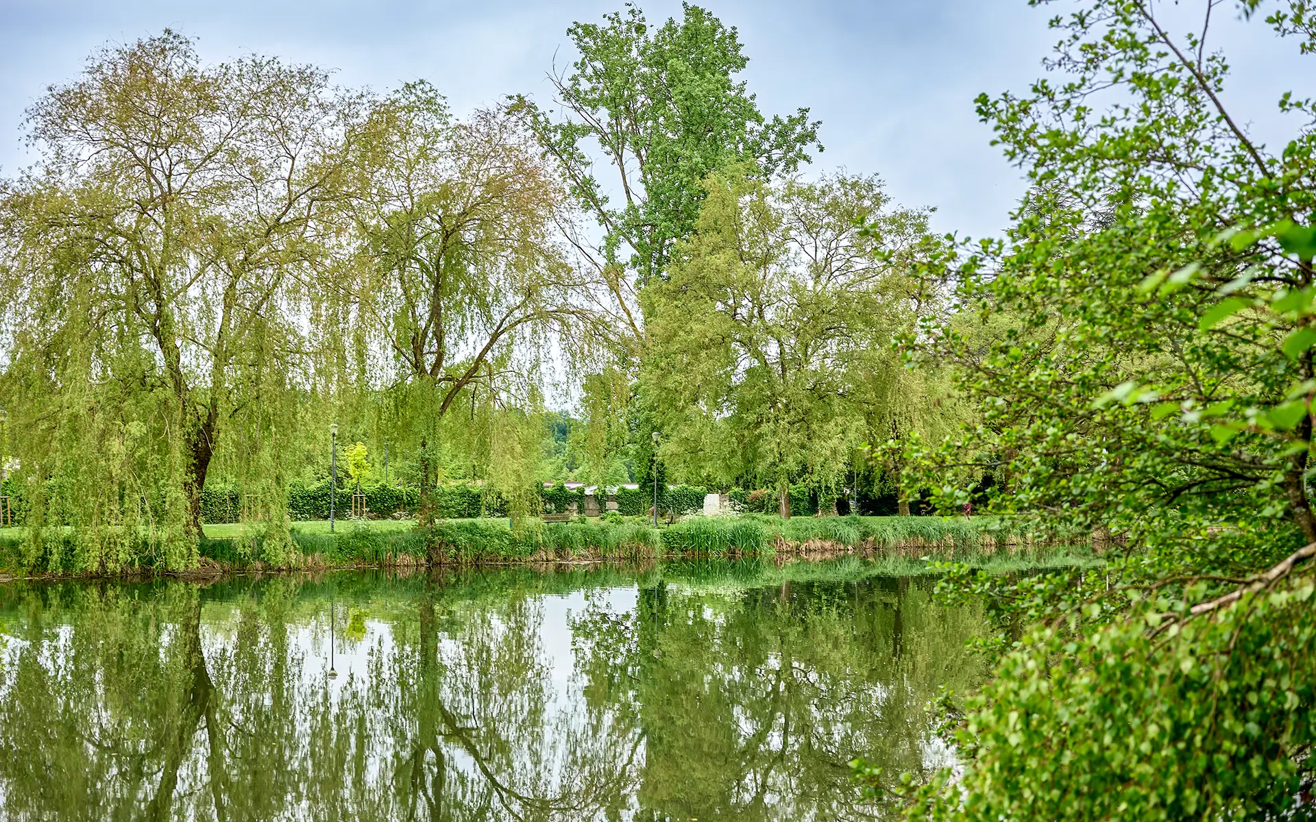 Vu sur la rivière de la maison du XVIIIe siècle à Montbéliard à vendre - Arrière-Cour, agence immobilière spécialisée dans le Doubs