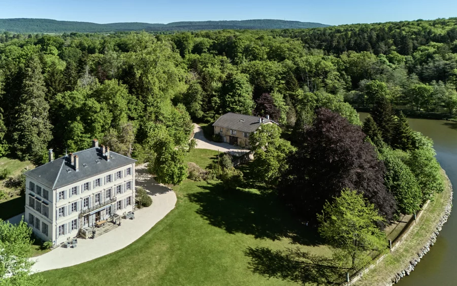 Vue de la propriété de la entre canal et forêt : le château de Freland à vendre - Arrière-Cour, agence immobilière spécialisée en Haute-Saône