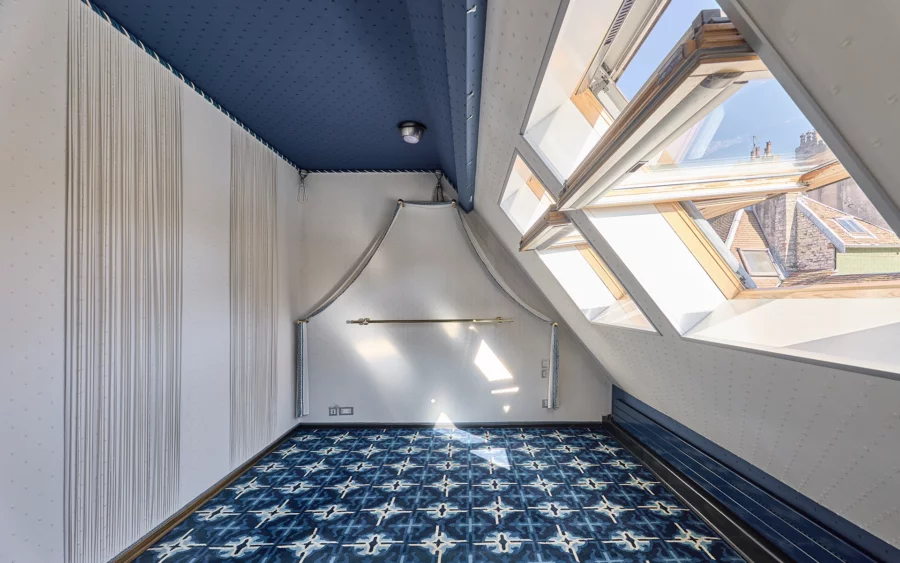 Chambre de l'appartement en duplex sur les toits de Besançon à vendre - Arrière-Cour, agence immobilière spécialisée dans le Doubs