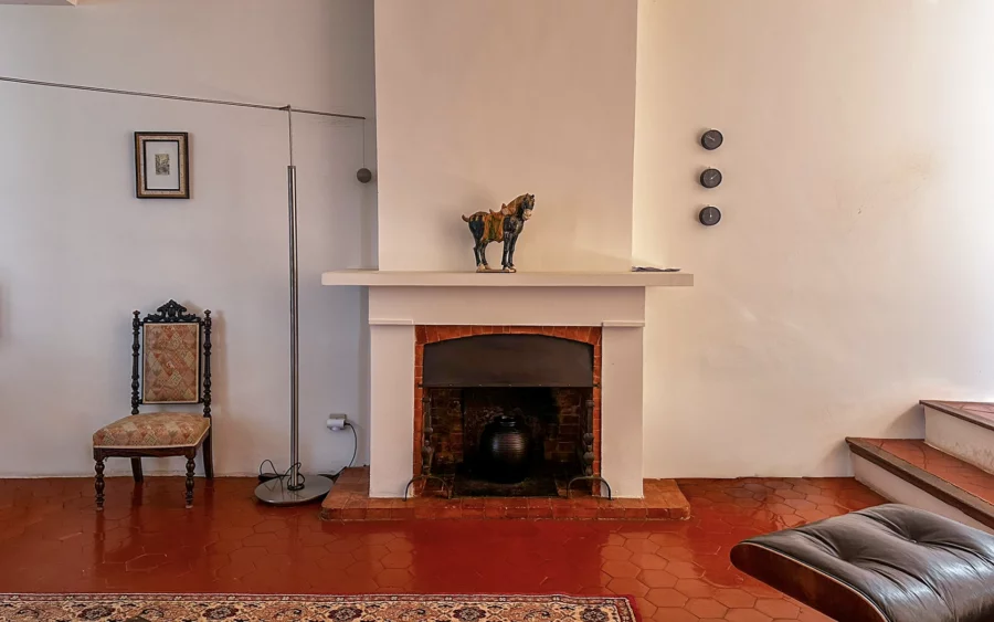 Cheminée de la maison de maître et son domaine viticole en Provence verte à vendre - Arrière-Cour, agence immobilière spécialisée dans le Var