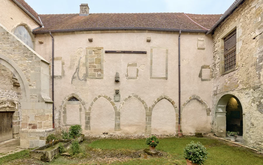 Cour intérieur de l'ancien couvent historique aux Thons, entre Vittel et Langres à vendre - Arrière-Cour, agence immobilière spécialisée dans les Vosges