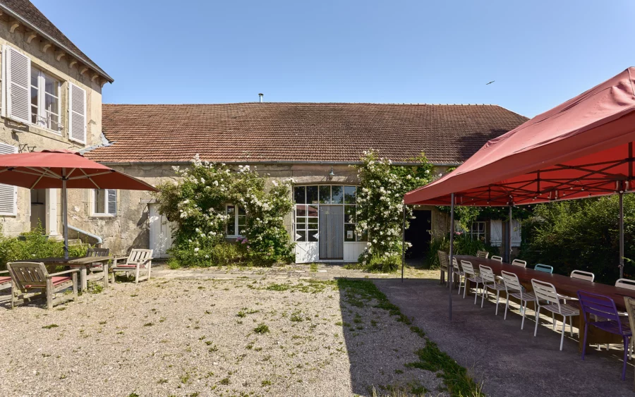 Cour d'une maison de maître en Haute-Marne à vendre - Arrière-Cour, agence immobilière spécialisée en Haute-Marne