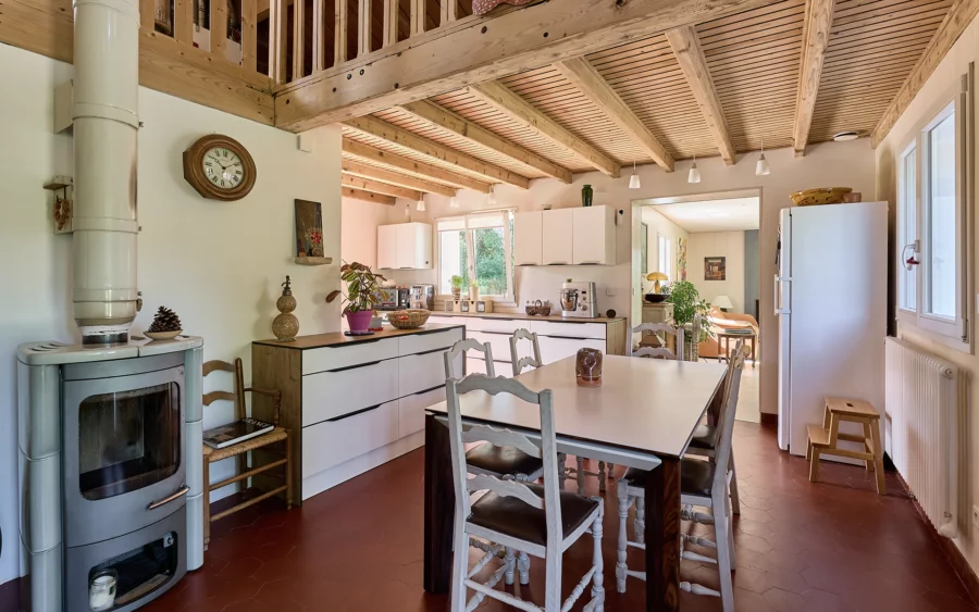 Cuisine de la maison de famille à l'orée de la forêt de Chaux à vendre - Arrière-Cour, agence immobilière spécialisée dans le Jura