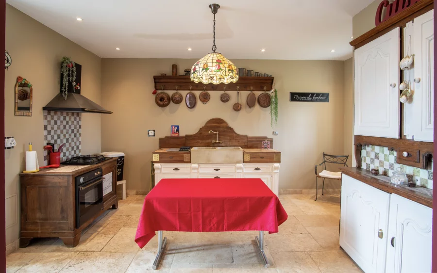 Cuisine du manoir de caractère en Haute-Marne à vendre - Arrière-Cour, agence immobilière spécialisée dans la Haute-Marne