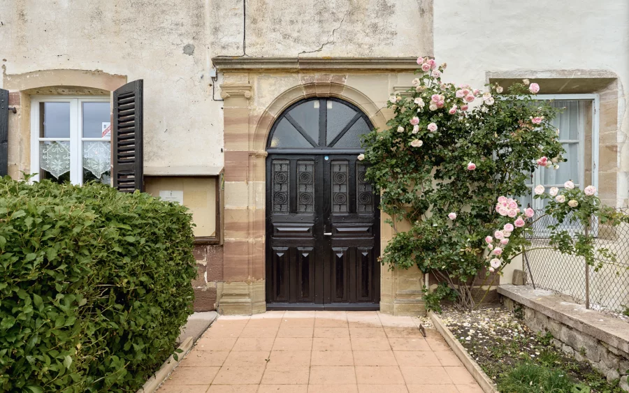Entrée de l'ancien couvent historique aux Thons, entre Vittel et Langres à vendre - Arrière-Cour, agence immobilière spécialisée dans les Vosges