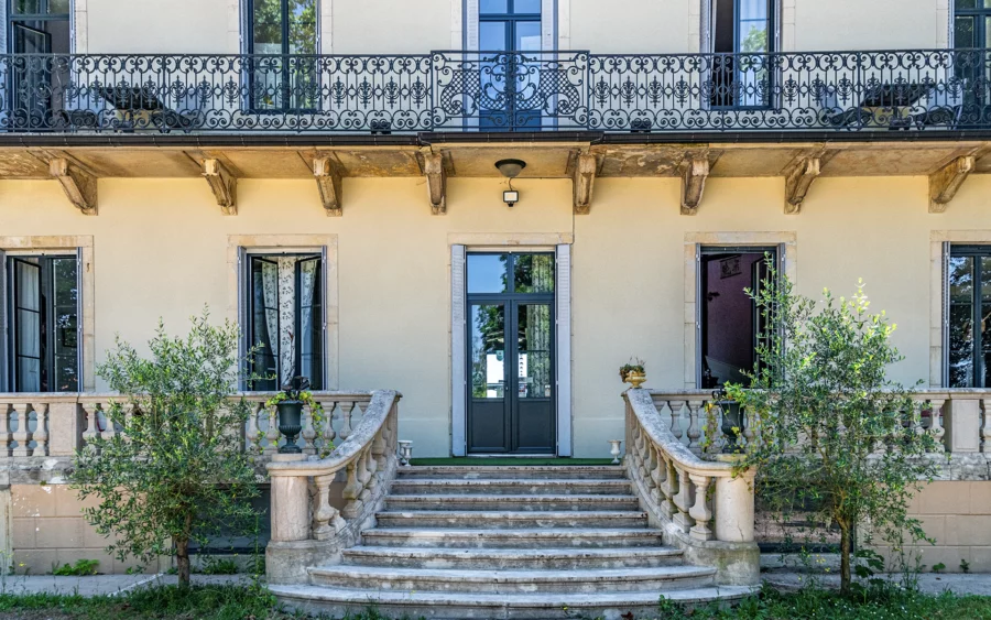 Entrée - aux portes de Chalon-sur-Saône, l’élégance d’un domaine du XIXᵉ siècle à vendre - Arrière-Cour, agence immobilière spécialisée dans le Haut-Rhin