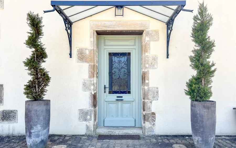 Entrée du manoir de caractère en Haute-Marne à vendre - Arrière-Cour, agence immobilière spécialisée dans la Haute-Marne