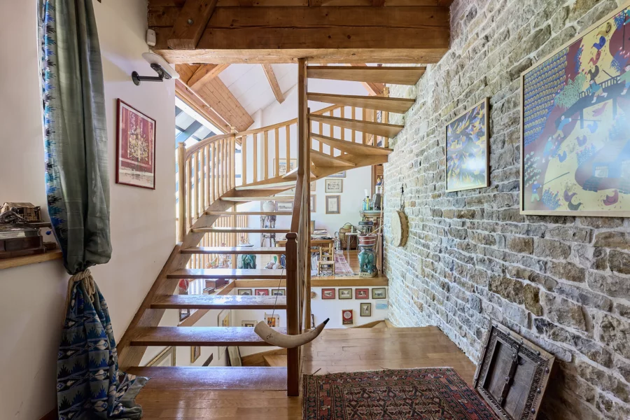 Escalier de l'ancienne ferme rénovée proche d’Arbois à vendre - Arrière-Cour, agence immobilière spécialisée dans le Jura