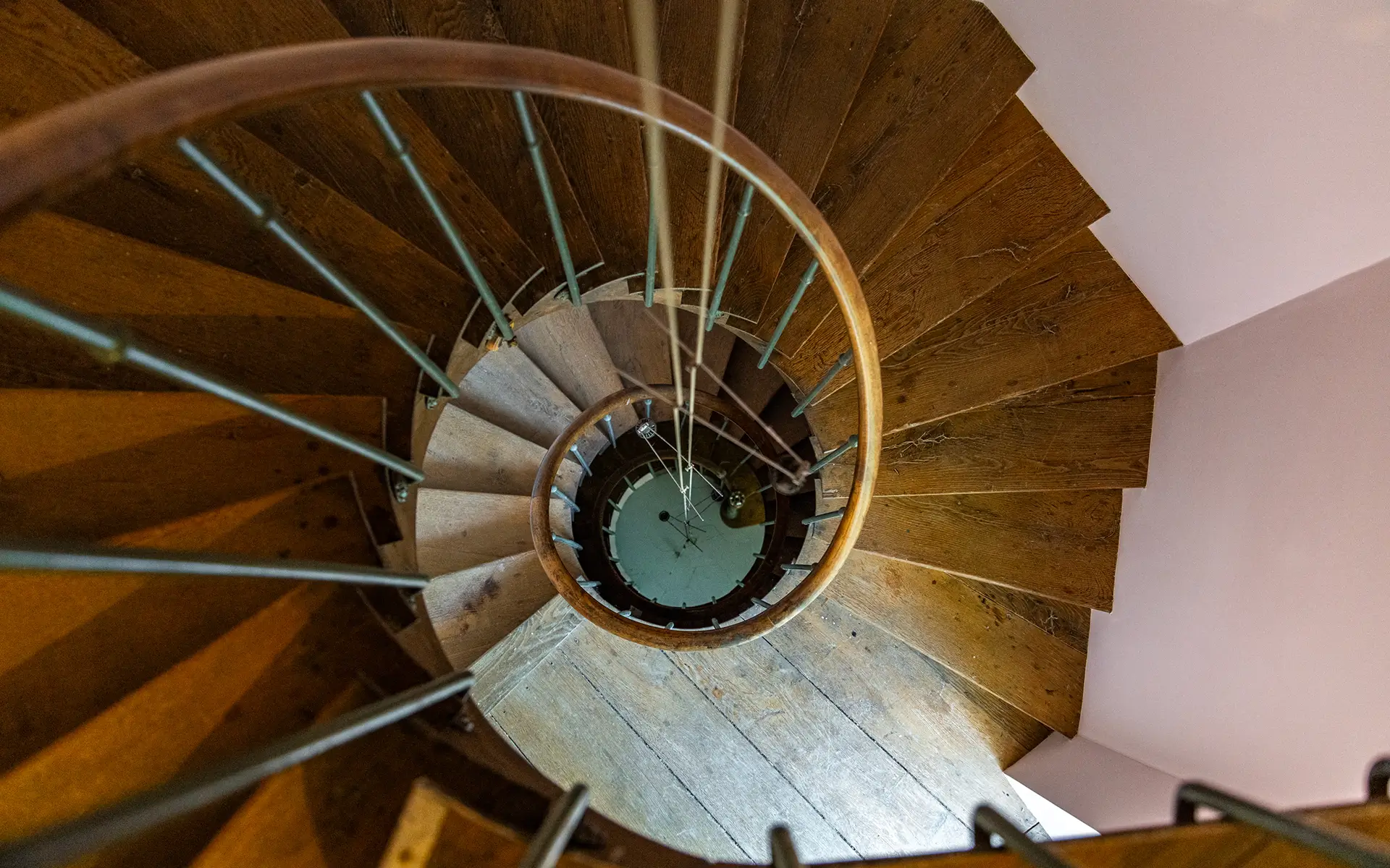 Escalier - aux portes de Chalon-sur-Saône, l’élégance d’un domaine du XIXᵉ siècle à vendre - Arrière-Cour, agence immobilière spécialisée dans le Haut-Rhin