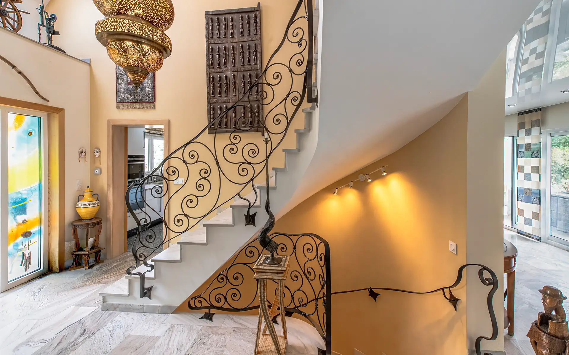 Escalier de la villa d’architecte aux portes de Bâle à vendre - Arrière-Cour, agence immobilière spécialisée dans le Haut-Rhin