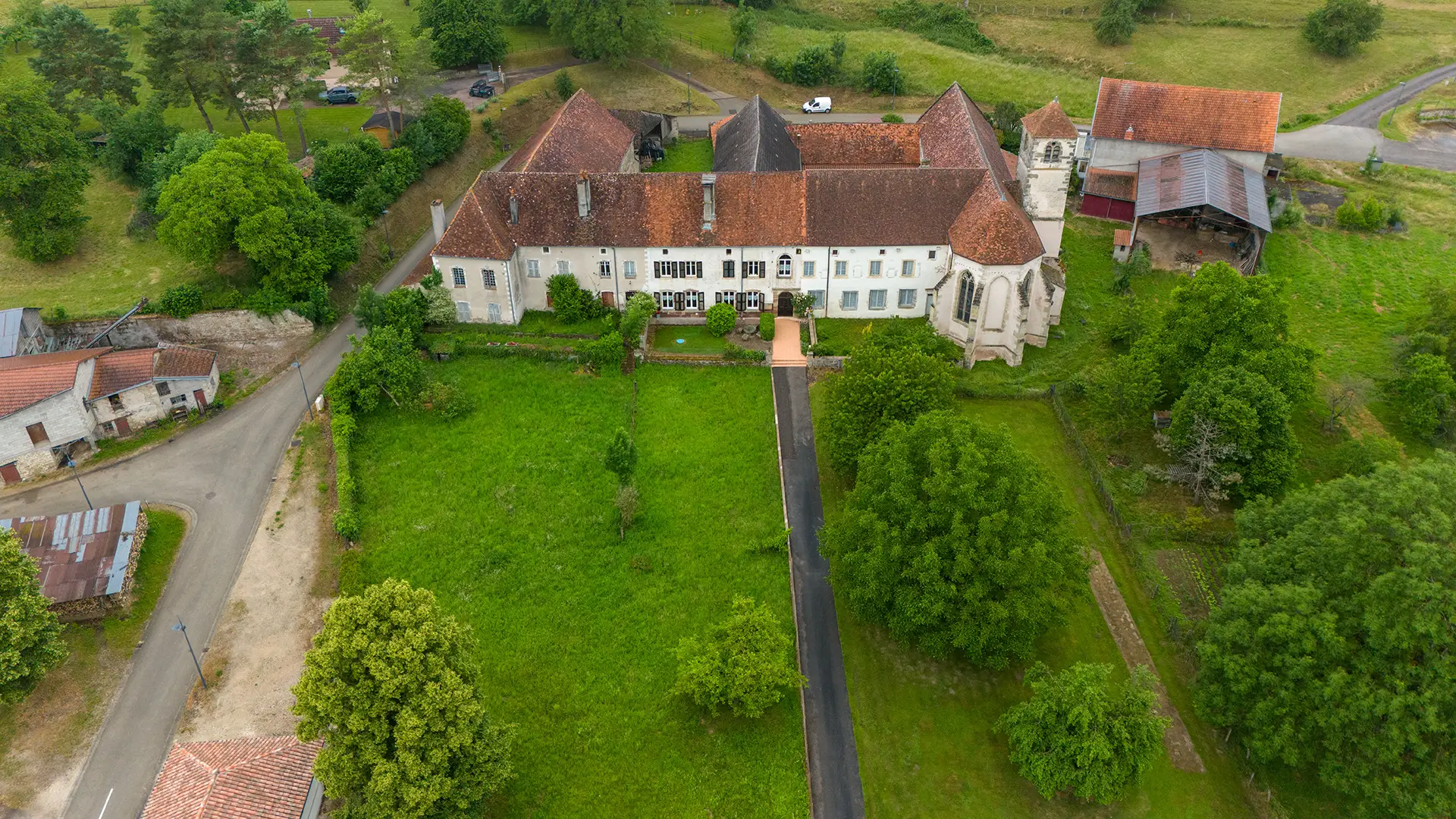 Façade de l'ancien couvent historique aux Thons, entre Vittel et Langres à vendre - Arrière-Cour, agence immobilière spécialisée dans les Vosges