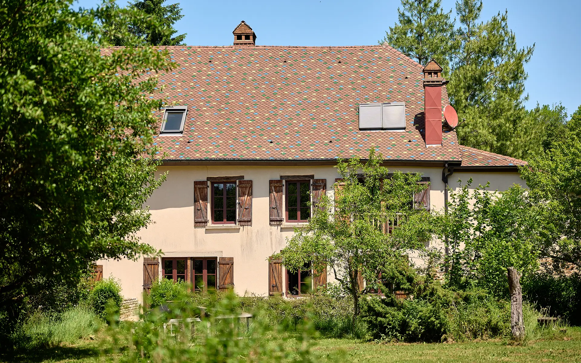 Façade de l'ancienne ferme rénovée proche d’Arbois à vendre - Arrière-Cour, agence immobilière spécialisée dans le Jura
