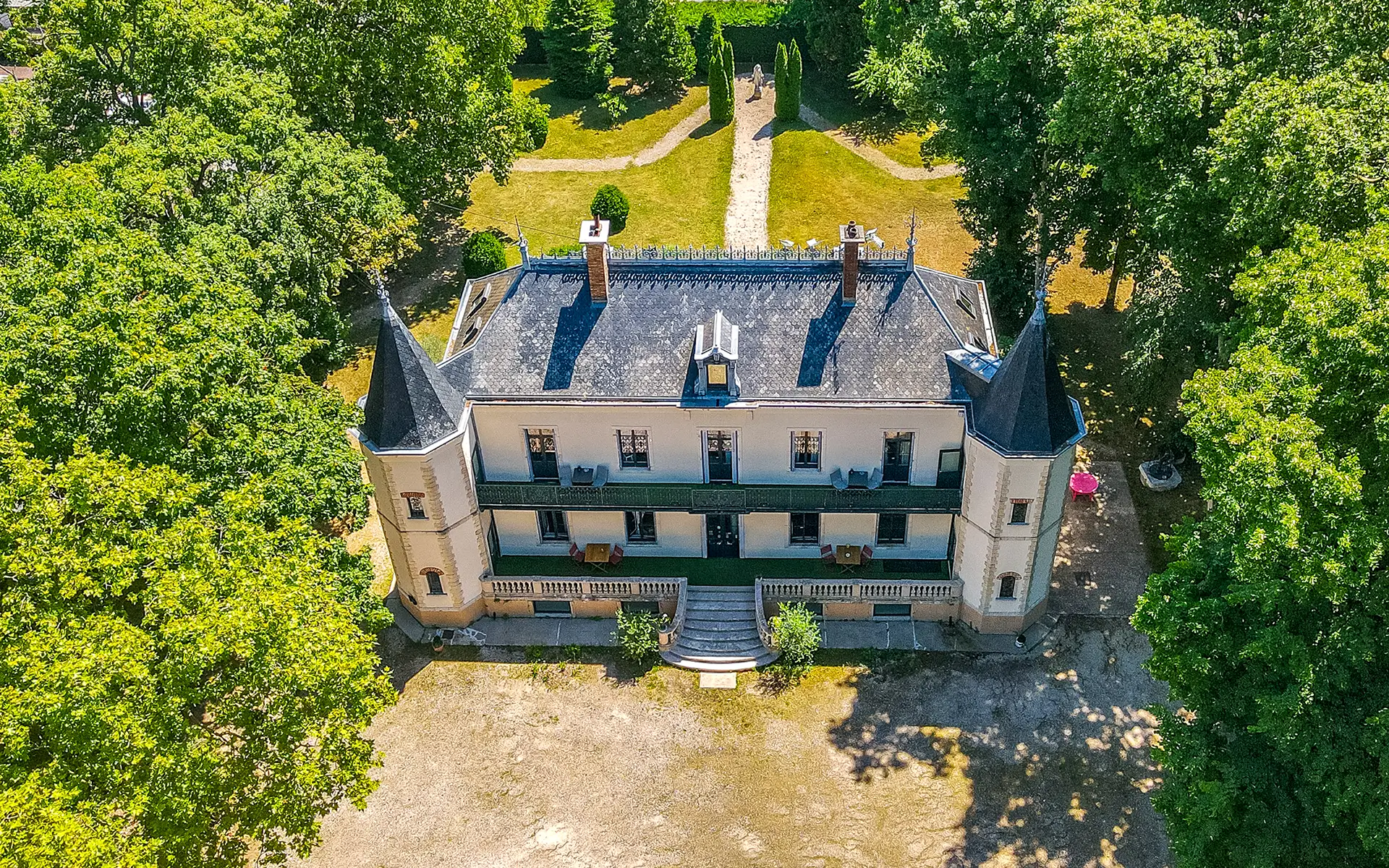 Façade - aux portes de Chalon-sur-Saône, l’élégance d’un domaine du XIXᵉ siècle à vendre - Arrière-Cour, agence immobilière spécialisée dans le Haut-Rhin