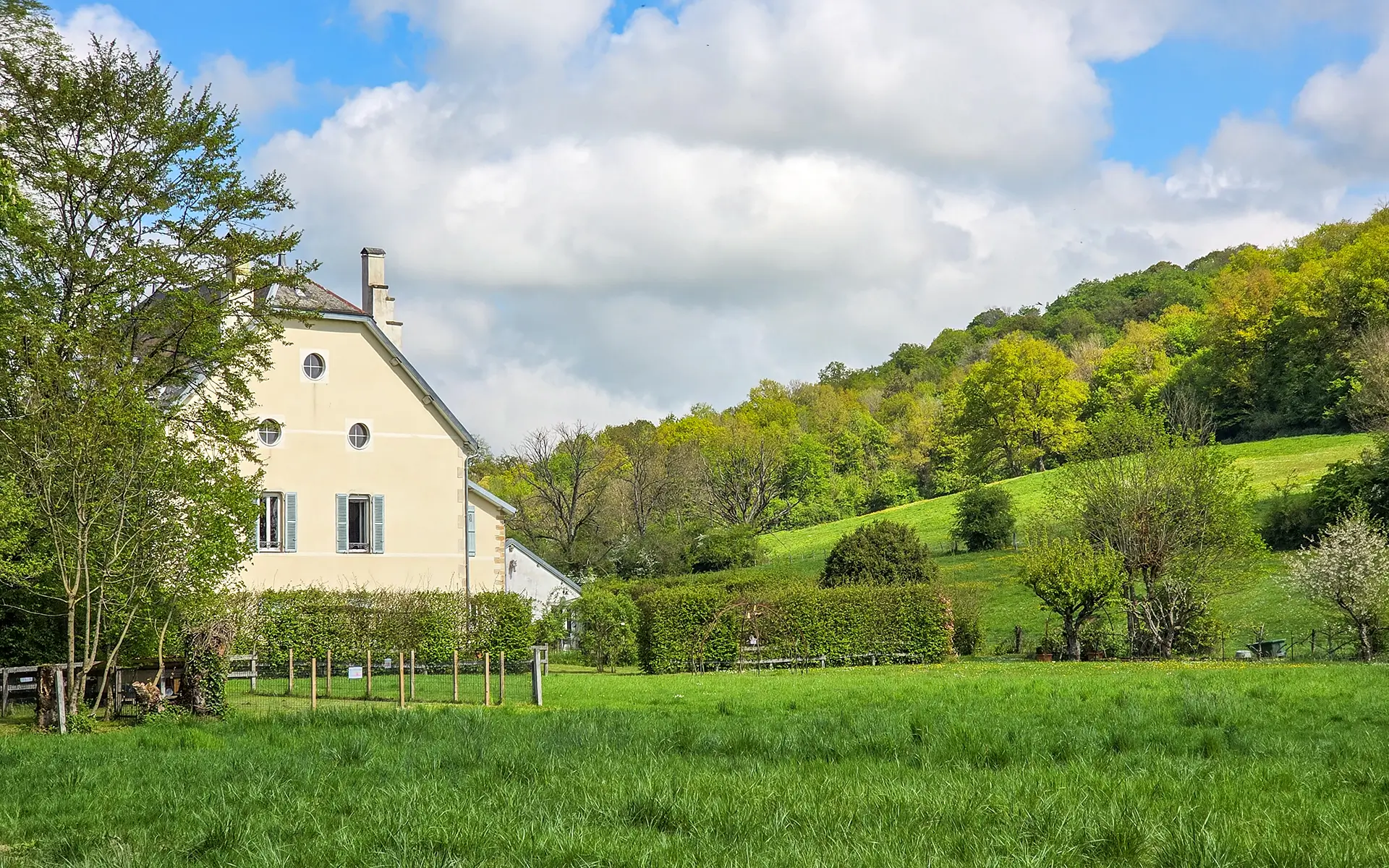 Façade et parc du manoir de caractère en Haute-Marne à vendre - Arrière-Cour, agence immobilière spécialisée dans la Haute-Marne
