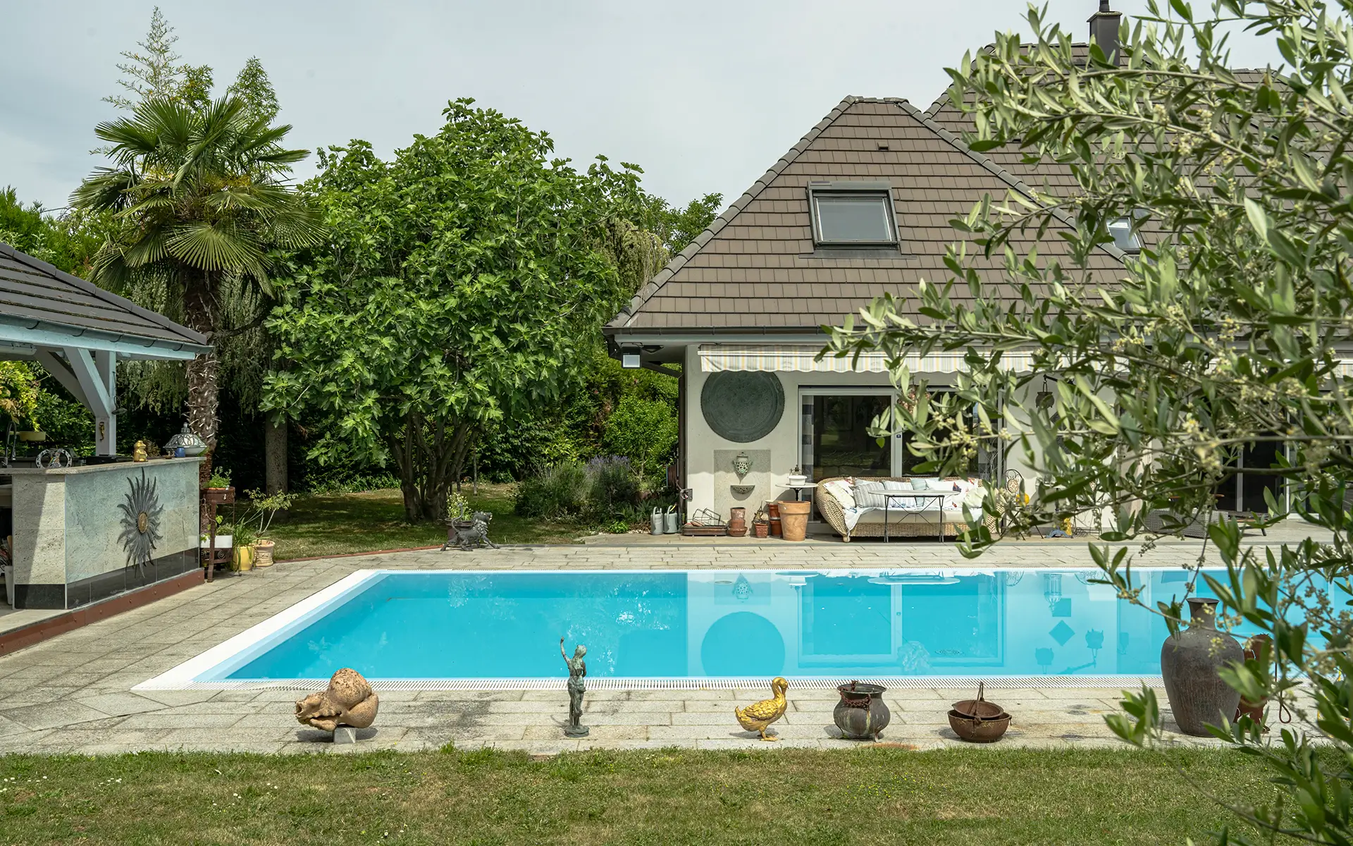 Façade et piscine de la villa d’architecte aux portes de Bâle à vendre - Arrière-Cour, agence immobilière spécialisée dans le Haut-Rhin