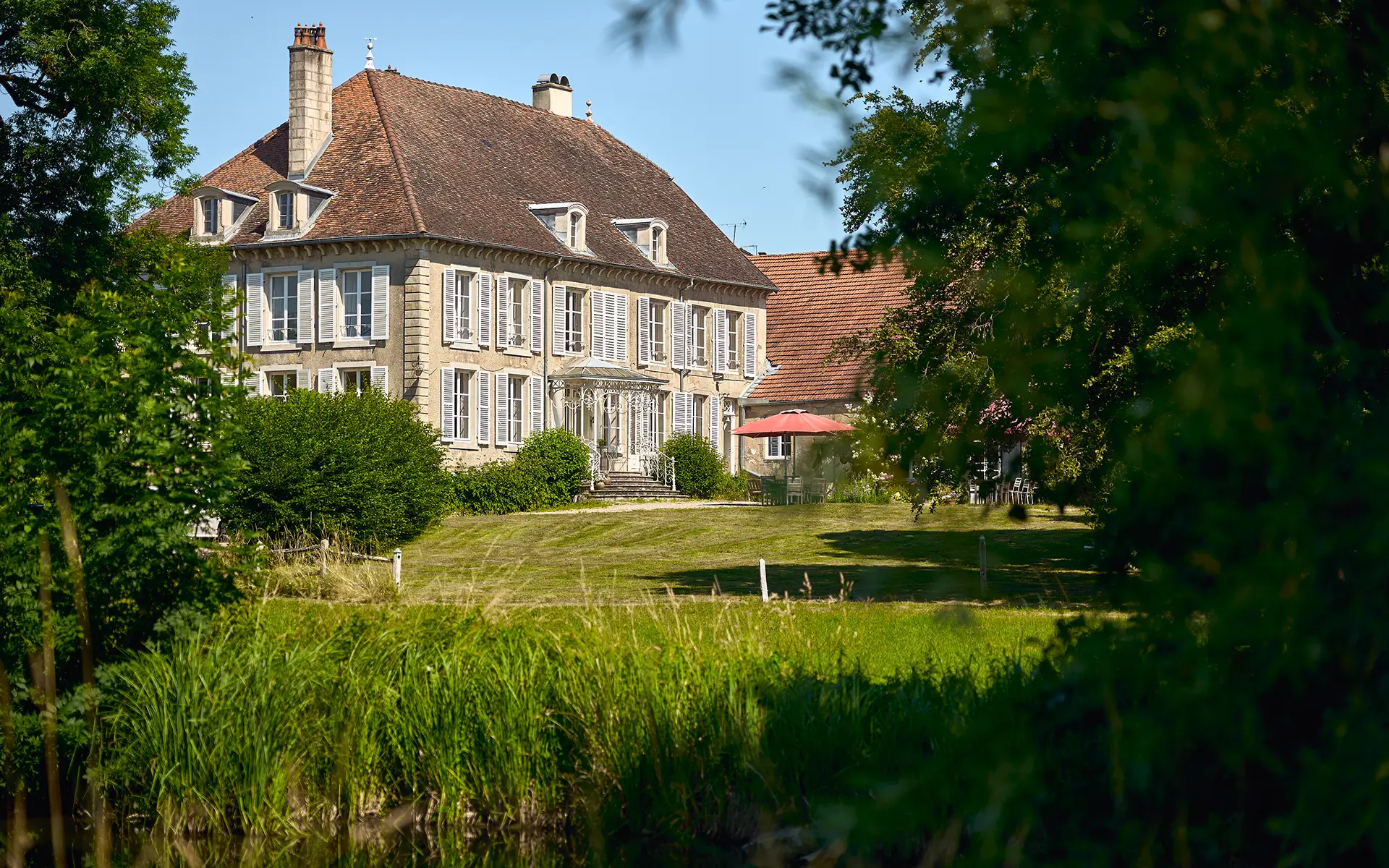 Façade et point d'eau d'une maison de maître en Haute-Marne à vendre - Arrière-Cour, agence immobilière spécialisée en Haute-Marne