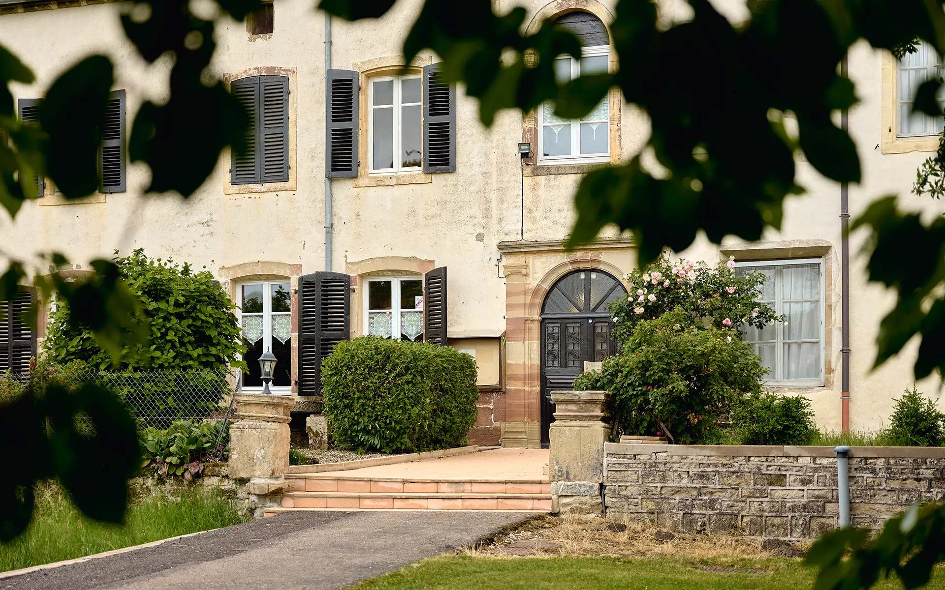 Façade et verdure de l'ancien couvent historique aux Thons, entre Vittel et Langres à vendre - Arrière-Cour, agence immobilière spécialisée dans les Vosges