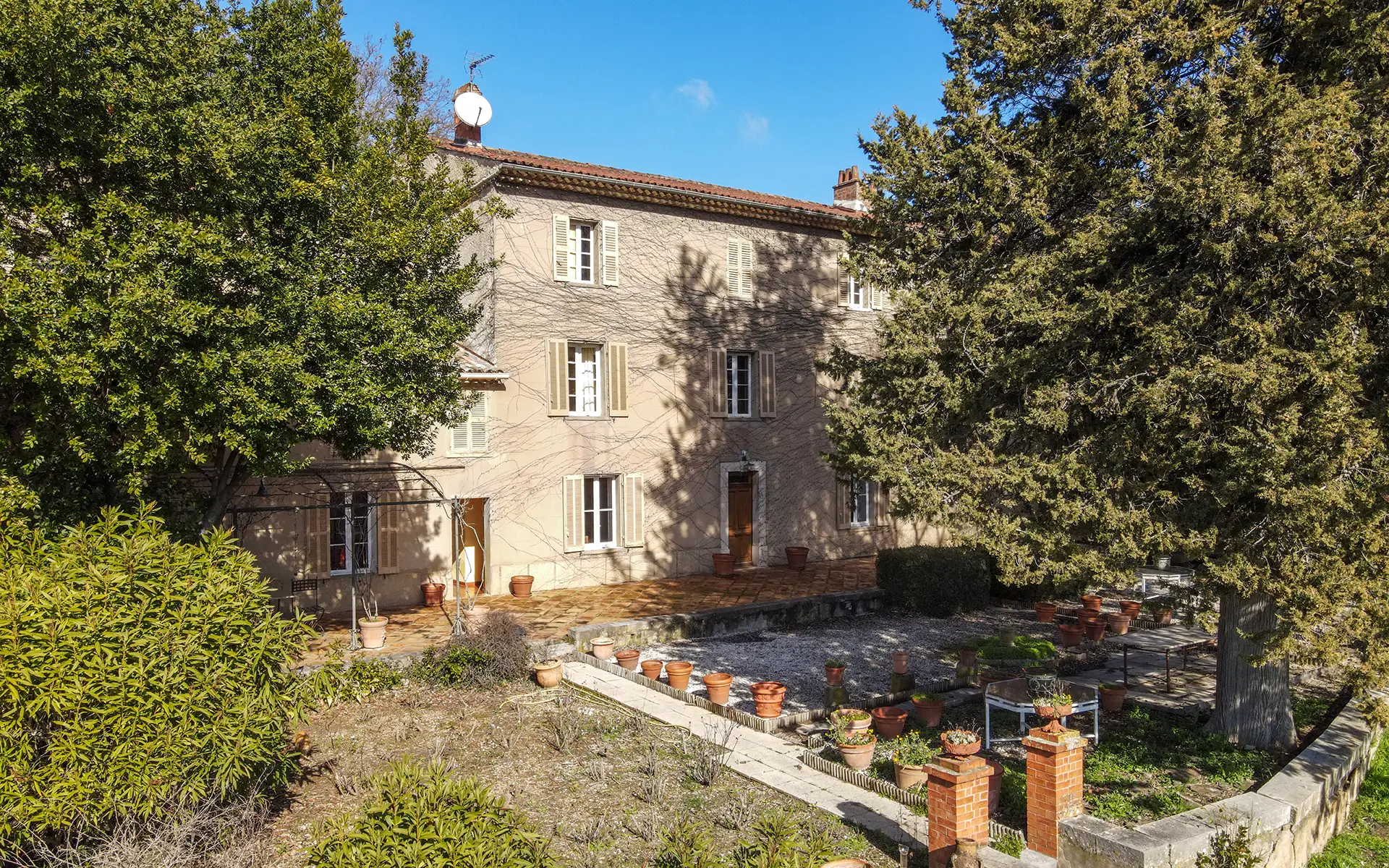 Façade et verdure de la maison de maître et son domaine viticole en Provence verte à vendre - Arrière-Cour, agence immobilière spécialisée dans le Var