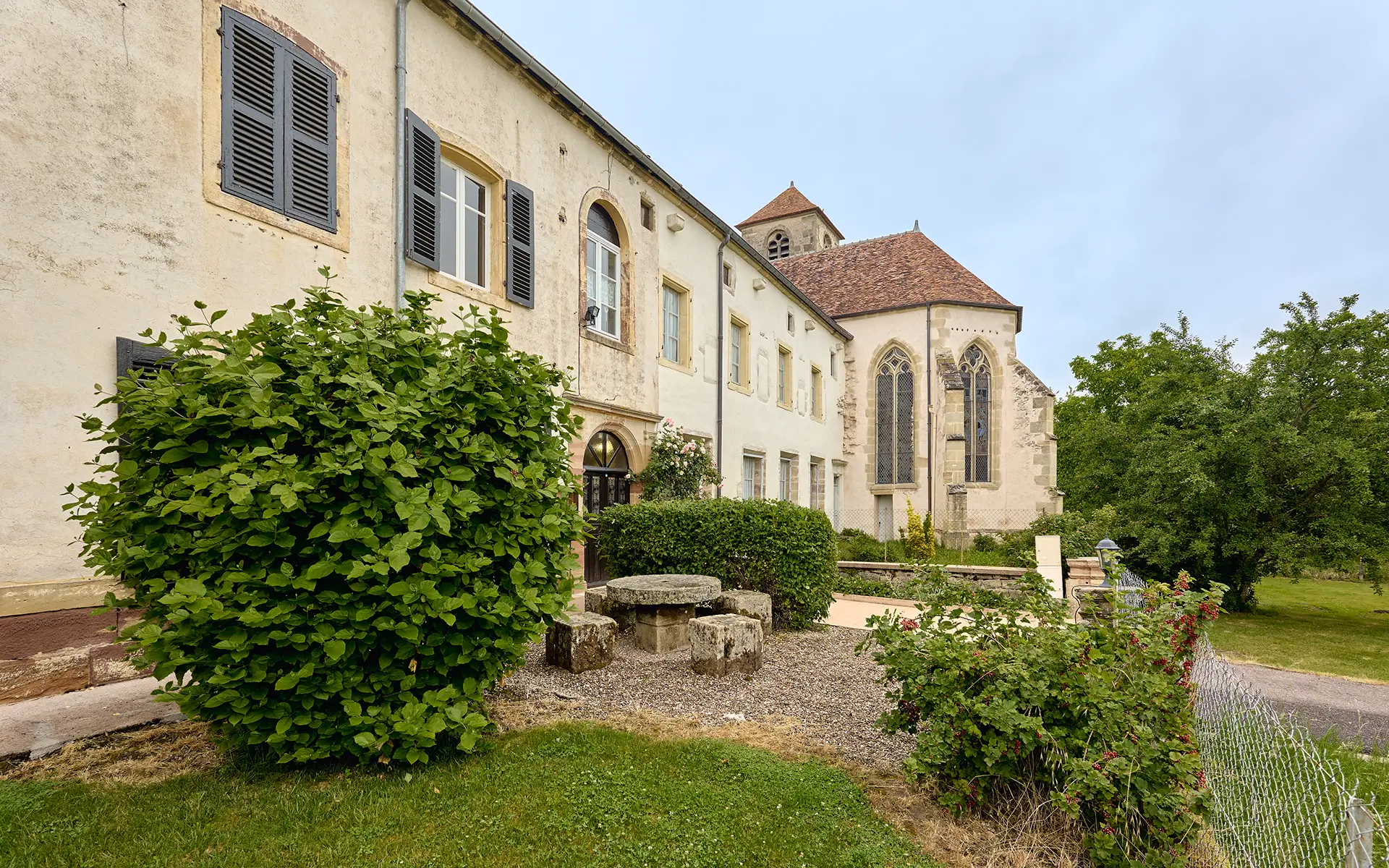 Façade lumineuse de l'ancien couvent historique aux Thons, entre Vittel et Langres à vendre - Arrière-Cour, agence immobilière spécialisée dans les Vosges