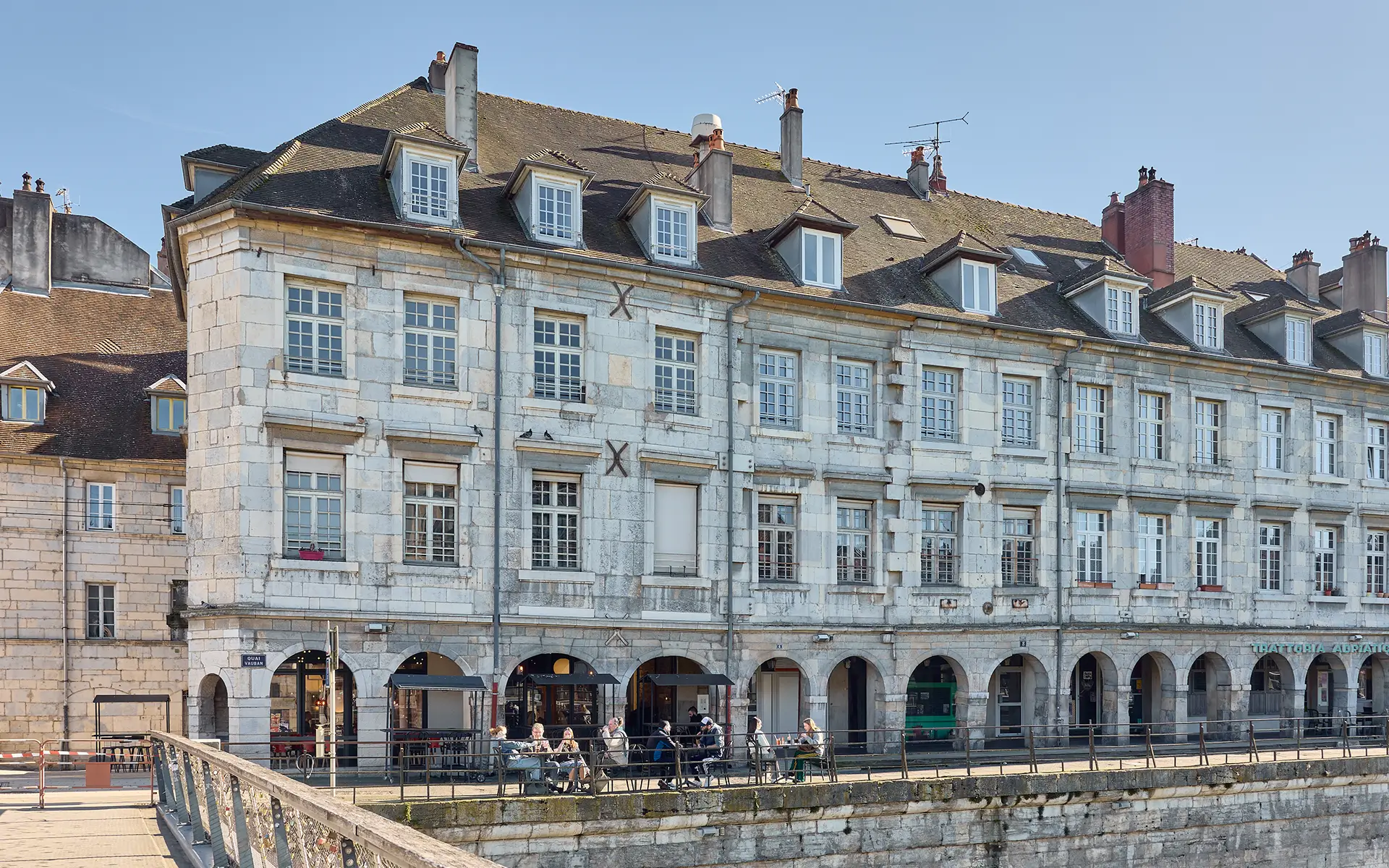 Façade lumineuse de l'appartement en duplex sur les toits de Besançon à vendre - Arrière-Cour, agence immobilière spécialisée dans le Doubs