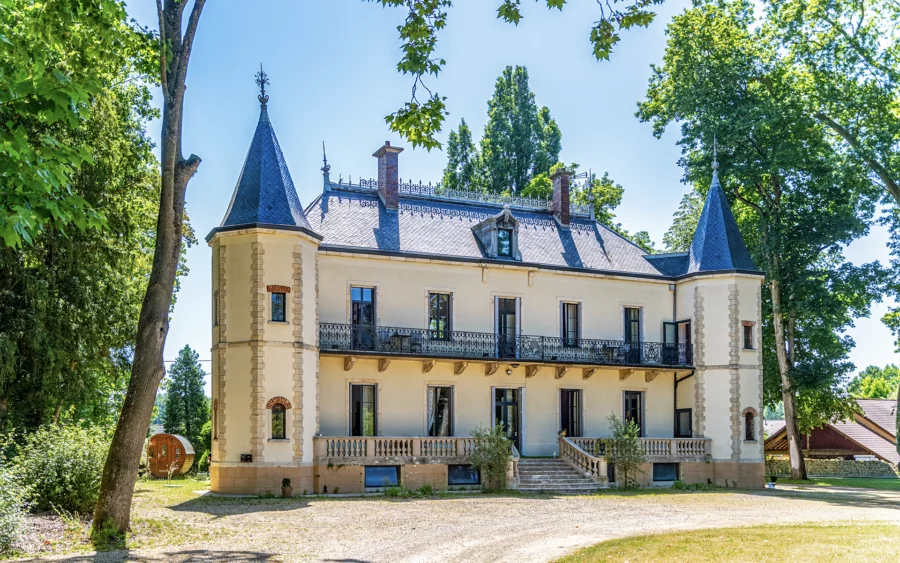 Façade lumineuse - aux portes de Chalon-sur-Saône, l’élégance d’un domaine du XIXᵉ siècle à vendre - Arrière-Cour, agence immobilière spécialisée dans le Haut-Rhin