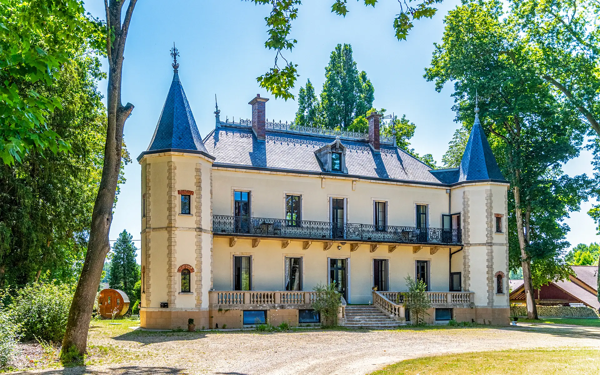 Façade lumineuse - aux portes de Chalon-sur-Saône, l’élégance d’un domaine du XIXᵉ siècle à vendre - Arrière-Cour, agence immobilière spécialisée dans le Haut-Rhin