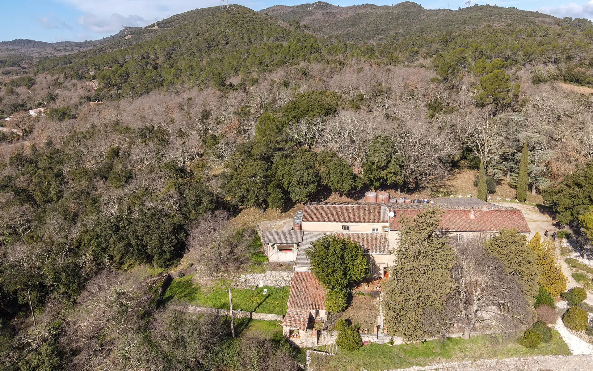 Façade lumineuse de la maison de maître et son domaine viticole en Provence verte à vendre - Arrière-Cour, agence immobilière spécialisée dans le Var