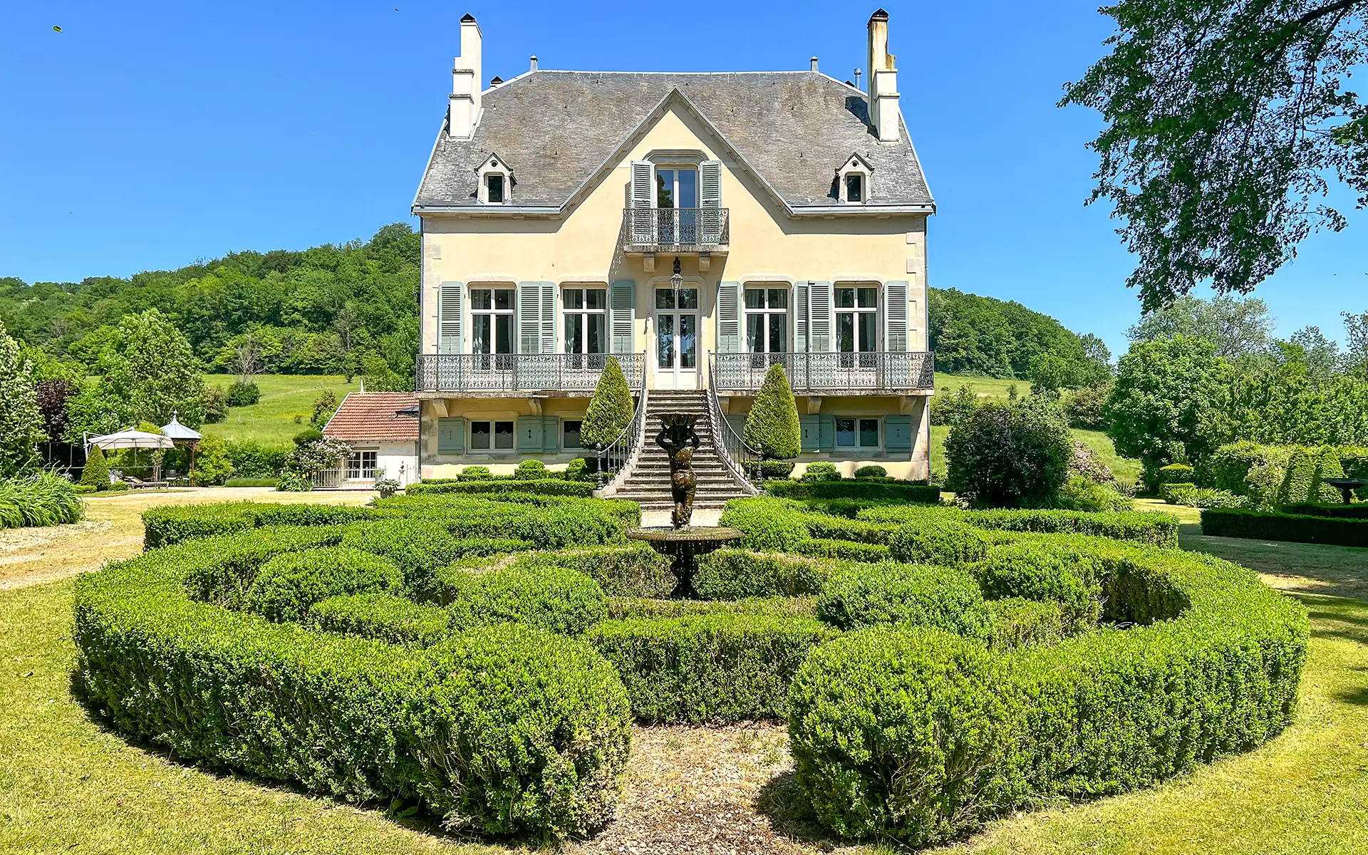 Façade lumineuse du manoir de caractère en Haute-Marne à vendre - Arrière-Cour, agence immobilière spécialisée dans la Haute-Marne