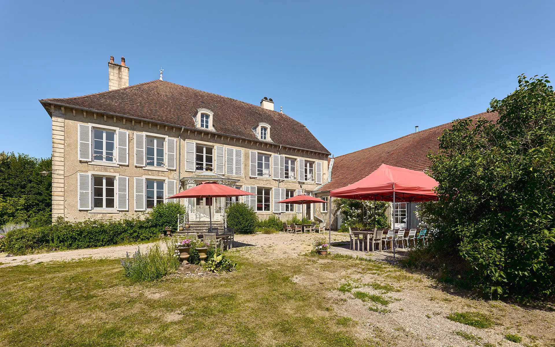 Façade lumineuse d'une maison de maître en Haute-Marne à vendre - Arrière-Cour, agence immobilière spécialisée en Haute-Marne
