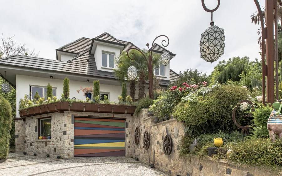 Façade lumineuse de la villa d’architecte aux portes de Bâle à vendre - Arrière-Cour, agence immobilière spécialisée dans le Haut-Rhin