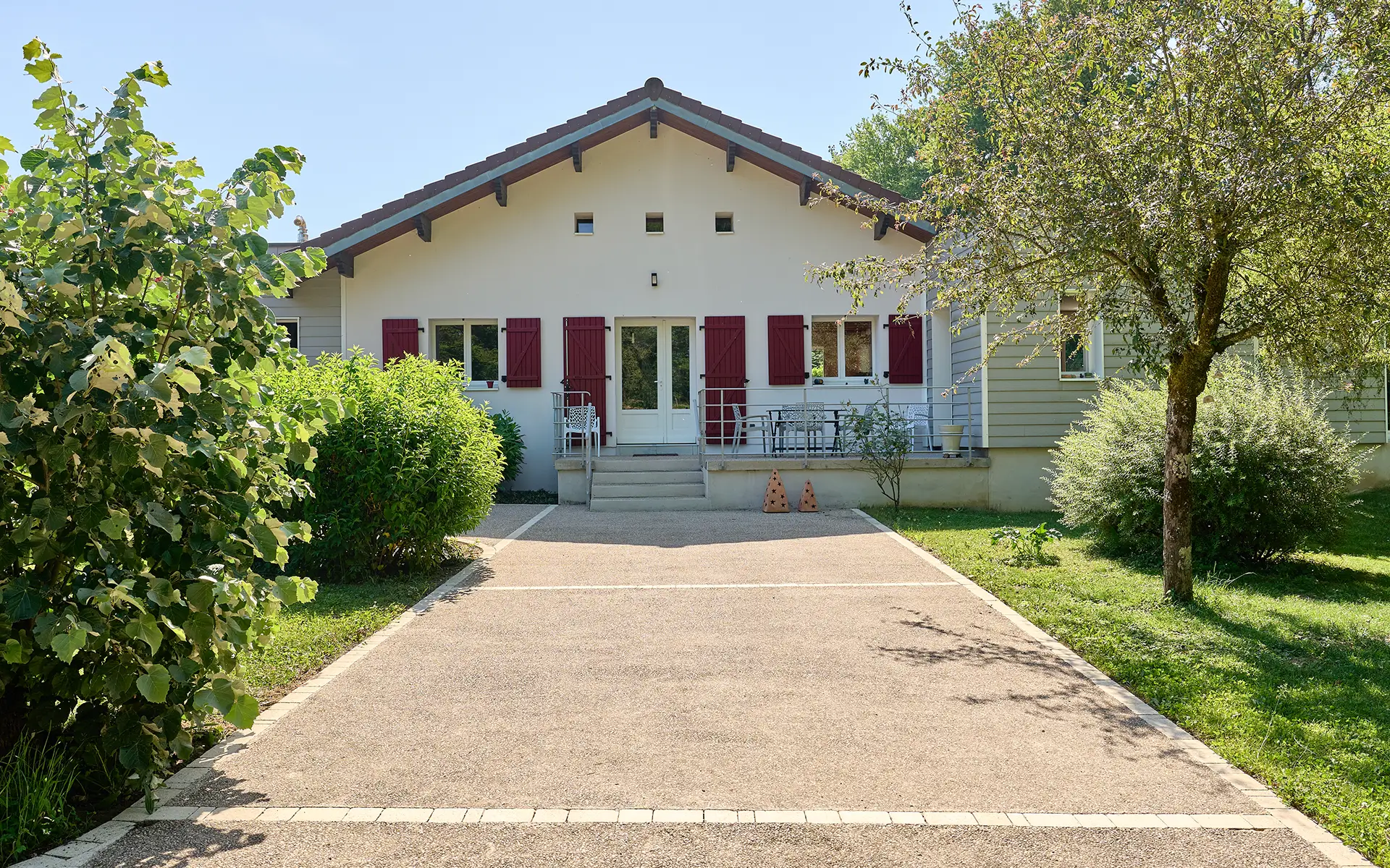Façade de la maison de famille à l'orée de la forêt de Chaux à vendre - Arrière-Cour, agence immobilière spécialisée dans le Jura