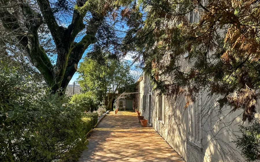 Façade de la maison de maître et son domaine viticole en Provence verte à vendre - Arrière-Cour, agence immobilière spécialisée dans le Var