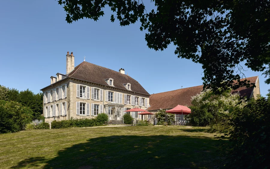 Façade d'une maison de maître en Haute-Marne à vendre - Arrière-Cour, agence immobilière spécialisée en Haute-Marne