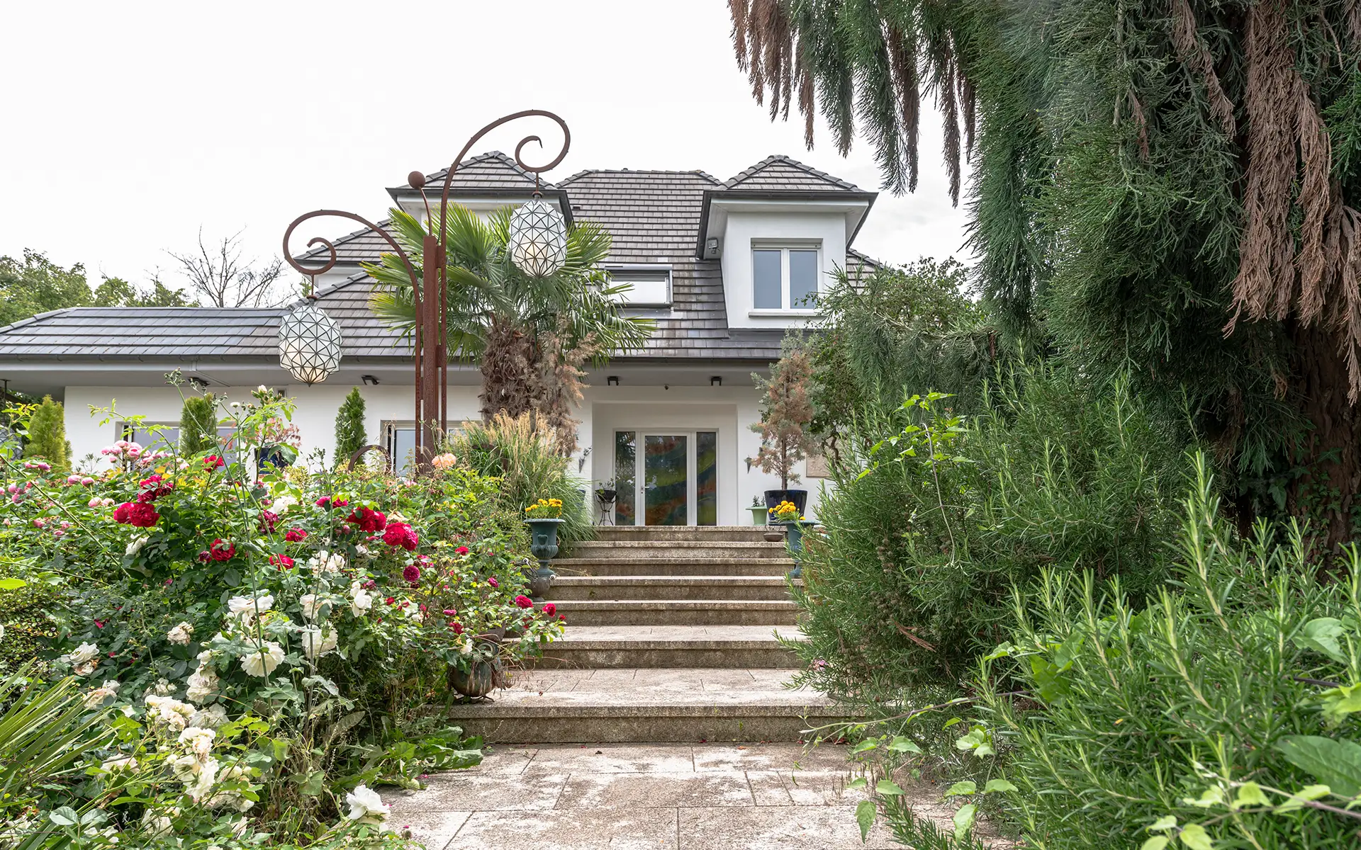 Façade de la villa d’architecte aux portes de Bâle à vendre - Arrière-Cour, agence immobilière spécialisée dans le Haut-Rhin