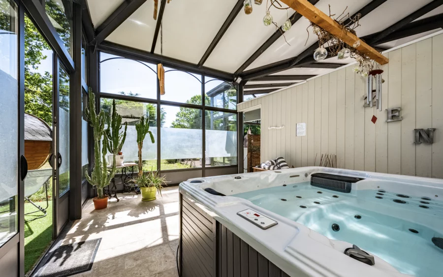 Jaccuzi - aux portes de Chalon-sur-Saône, l’élégance d’un domaine du XIXᵉ siècle à vendre - Arrière-Cour, agence immobilière spécialisée dans le Haut-Rhin