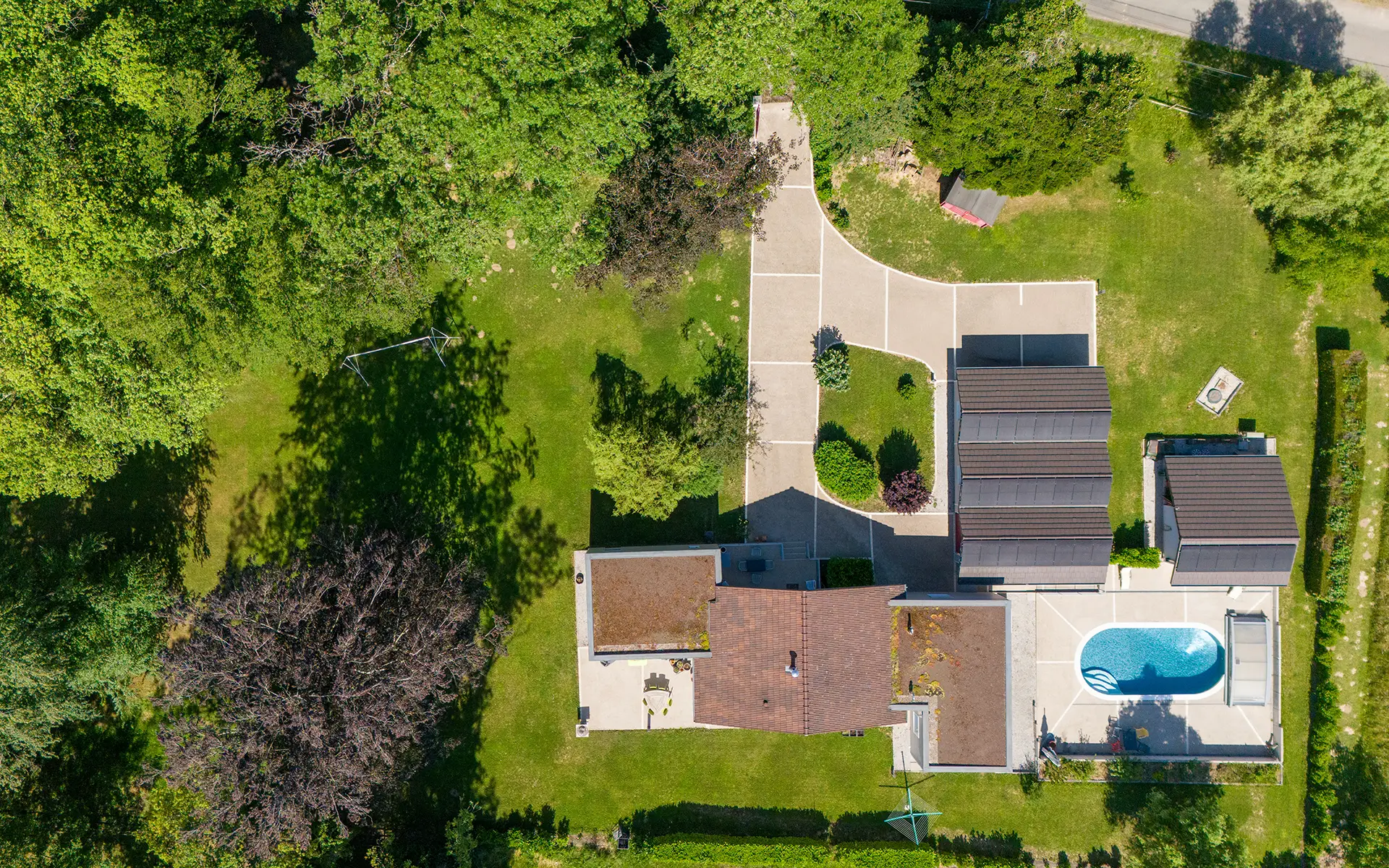Maison de famille à l'orée de la forêt de Chaux à vendre - Arrière-Cour, agence immobilière spécialisée dans le Jura