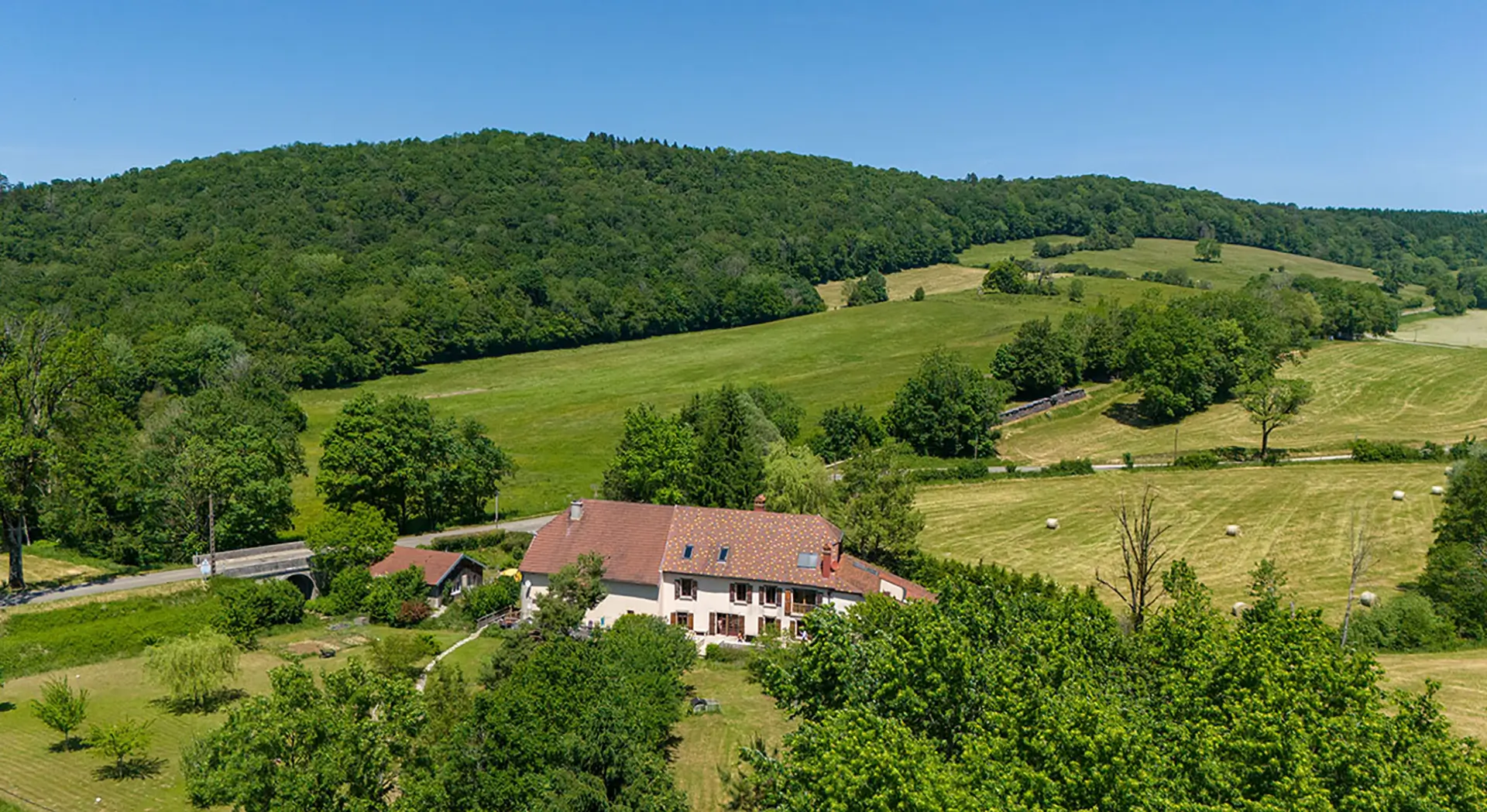 Nature de l'ancienne ferme rénovée proche d’Arbois à vendre - Arrière-Cour, agence immobilière spécialisée dans le Jura