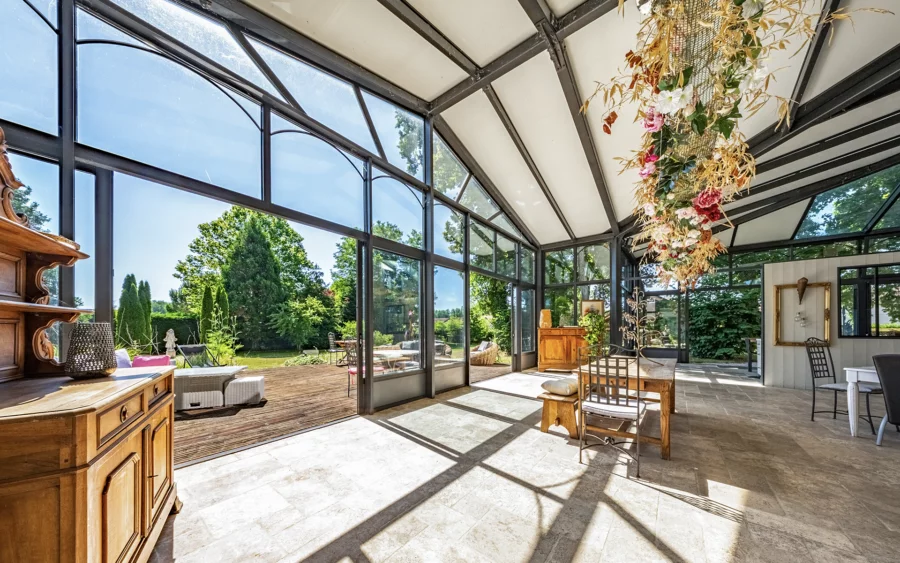 Orangerie lumineuse - aux portes de Chalon-sur-Saône, l’élégance d’un domaine du XIXᵉ siècle à vendre - Arrière-Cour, agence immobilière spécialisée dans le Haut-Rhin