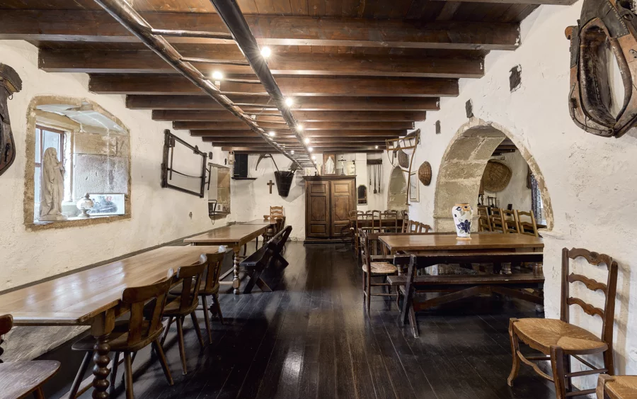 Pièce à vivre de l'ancien couvent historique aux Thons, entre Vittel et Langres à vendre - Arrière-Cour, agence immobilière spécialisée dans les Vosges