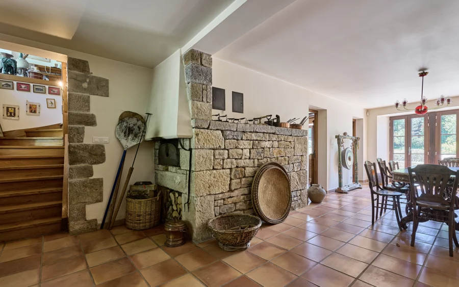 Pièce à vivre de l'ancienne ferme rénovée proche d’Arbois à vendre - Arrière-Cour, agence immobilière spécialisée dans le Jura