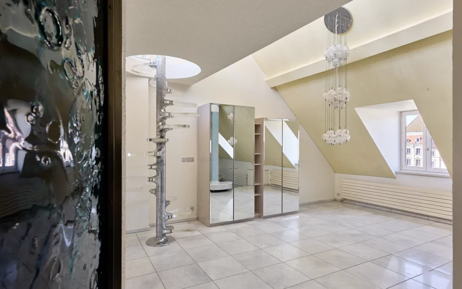 Pièce à vivre de l'appartement en duplex sur les toits de Besançon à vendre - Arrière-Cour, agence immobilière spécialisée dans le Doubs