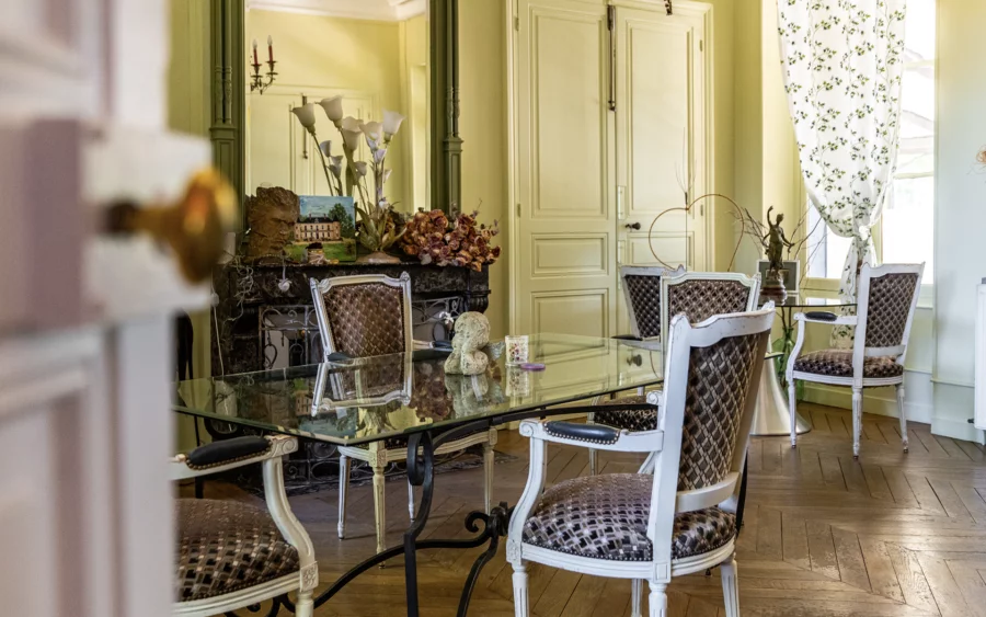 Pièce à vivre - aux portes de Chalon-sur-Saône, l’élégance d’un domaine du XIXᵉ siècle à vendre - Arrière-Cour, agence immobilière spécialisée dans le Haut-Rhin