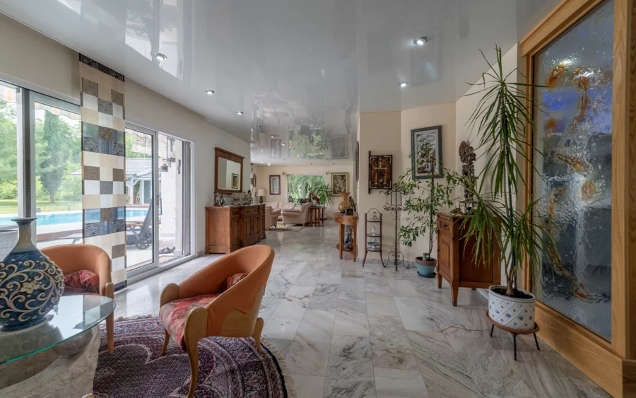 Pièce à vivre de la villa d’architecte aux portes de Bâle à vendre - Arrière-Cour, agence immobilière spécialisée dans le Haut-Rhin