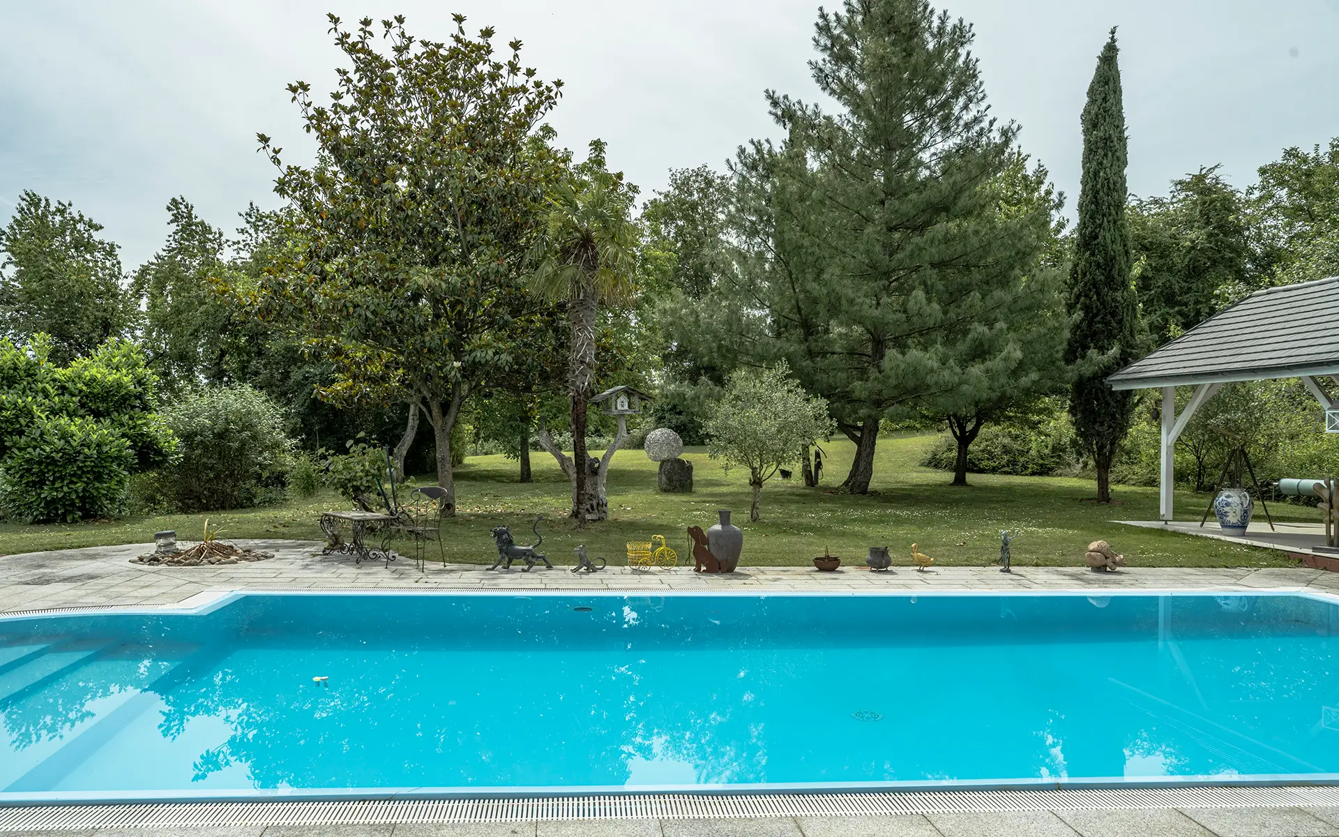 Façade et jardin de la villa d’architecte aux portes de Bâle à vendre - Arrière-Cour, agence immobilière spécialisée dans le Haut-Rhin