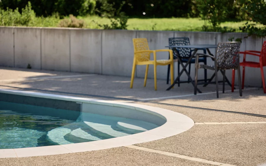 Piscine et terrasse de la maison de famille à l'orée de la forêt de Chaux à vendre - Arrière-Cour, agence immobilière spécialisée dans le Jura