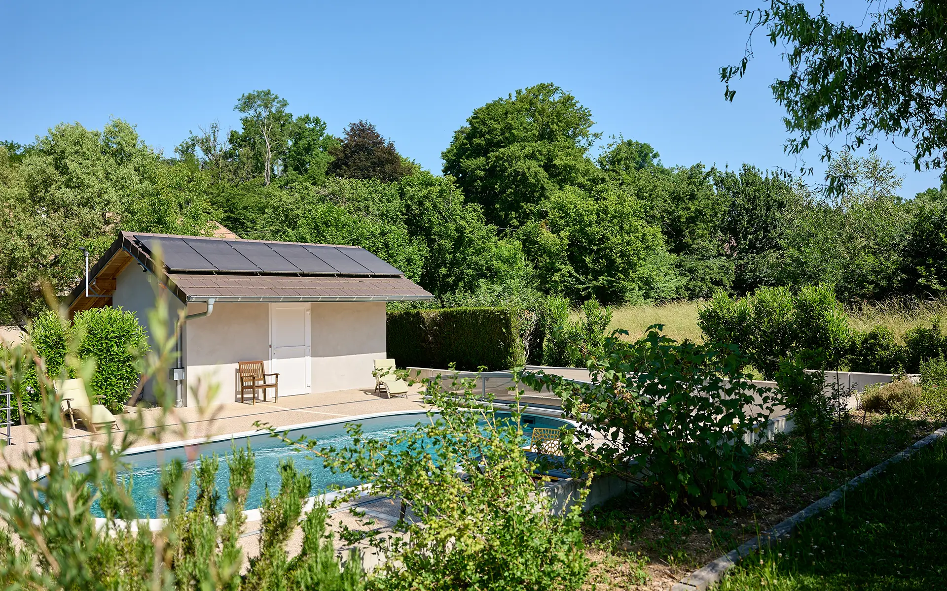 Piscine de la maison de famille à l'orée de la forêt de Chaux à vendre - Arrière-Cour, agence immobilière spécialisée dans le Jura