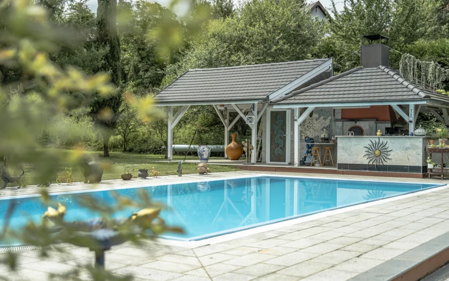 Piscine de la villa d’architecte aux portes de Bâle à vendre - Arrière-Cour, agence immobilière spécialisée dans le Haut-Rhin
