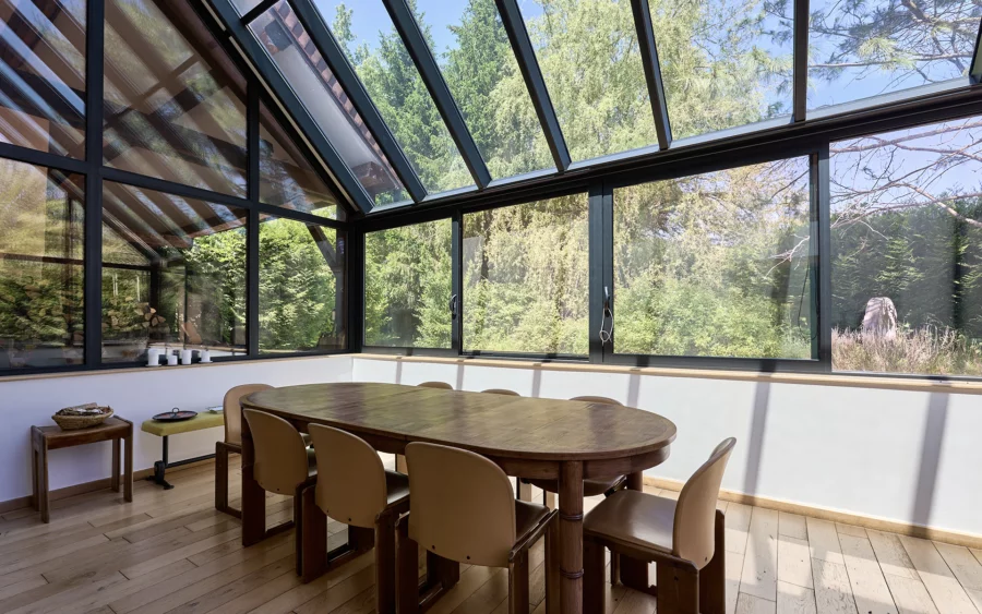 Salle à manger de l'ancienne ferme rénovée proche d’Arbois à vendre - Arrière-Cour, agence immobilière spécialisée dans le Jura